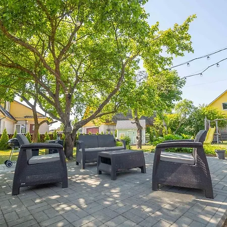 Dom wakacyjny Manni's House With Garden & Playground *