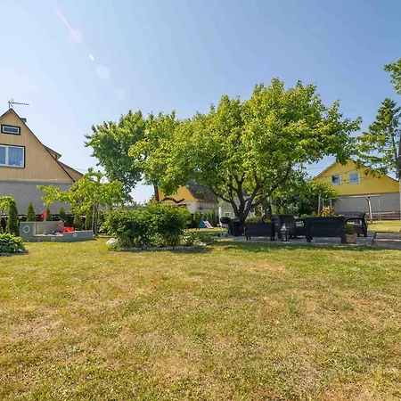 Dom wakacyjny Manni's House With Garden & Playground *