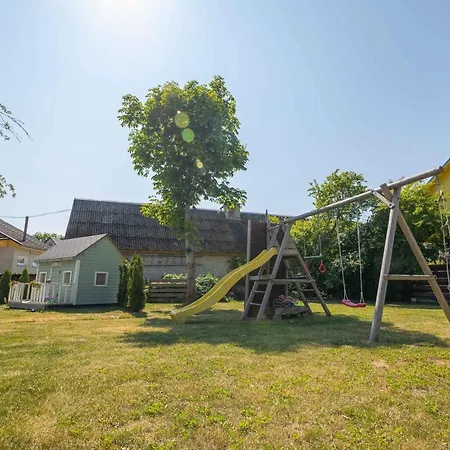 Vakantiehuis Manni's House With Garden & Playground *